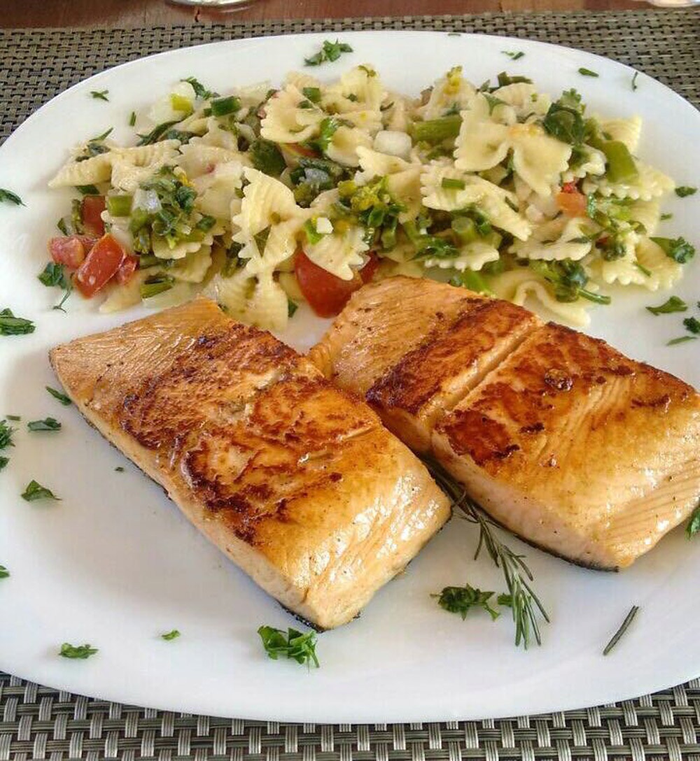 Salada de gravatinha com salmão grelhado servida no restaurante Porto Geraes