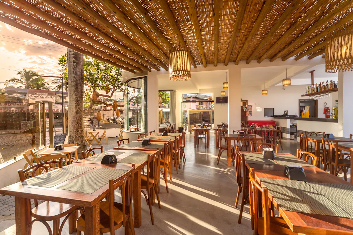 Área externa aconchegante do restaurante Porto Geraes
